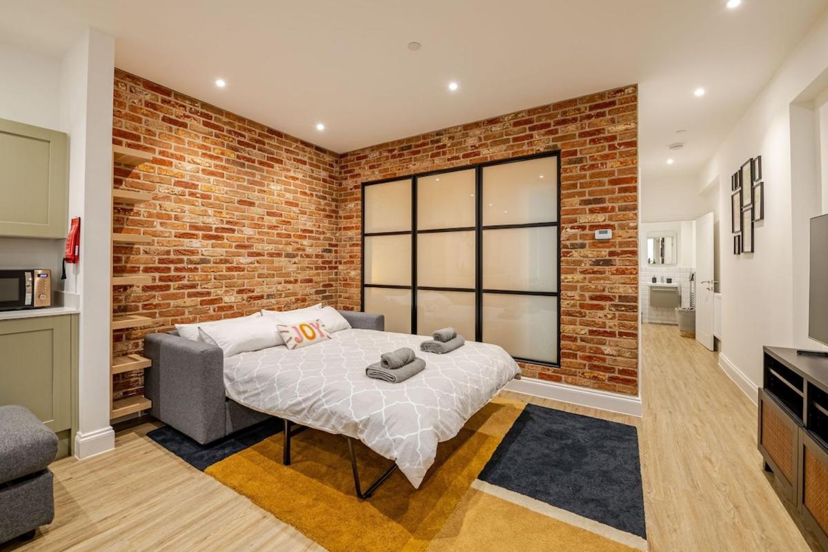Brand New - Breeze Spacious 1-bedroom With Parking - Sleeps 4 Ppl- Internet Апартаменты *