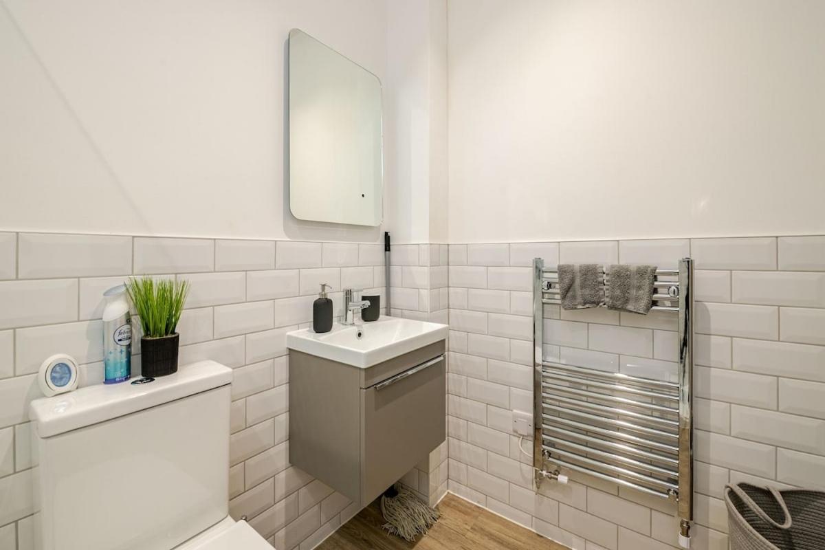 Brand New - Breeze Spacious 1-bedroom With Parking - Sleeps 4 Ppl- Internet Апартаменты