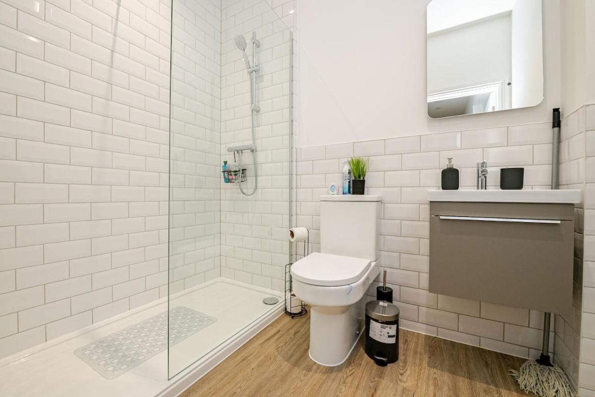 Apartment Brand New - Breeze Spacious 1-bedroom With Parking - Sleeps 4 Ppl- Internet